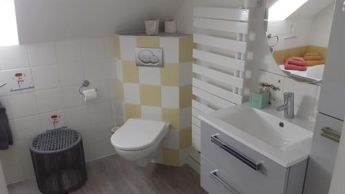 ein kleines Badezimmer mit Toilette und Waschbecken in der Unterkunft les prés de la reine in Saint-Doulchard