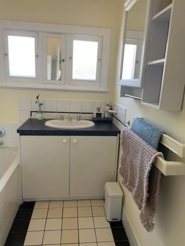 Et badeværelse på My River Retreat