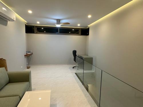 Ko SamuiCH Villa Sand Stone的客厅里有一张沙发和一张桌子。