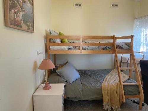 En eller flere senge i et værelse på My River Retreat