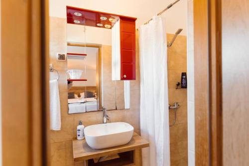 un bagno con un lavandino bianco e una doccia di Guest House Babilon a Prijedor