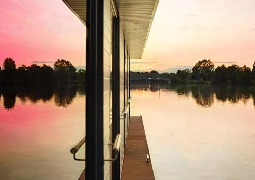 Výhled na řeku, která protéká v blízkosti ubytování na lodi