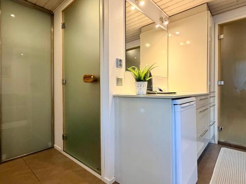 un bagno con porte verdi e un bancone con una pianta di Guest House Salo-City a Salo