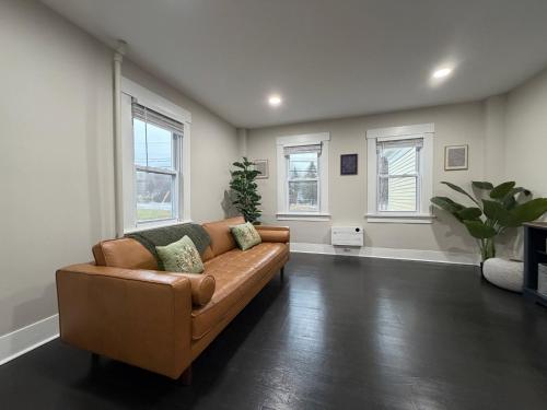 Khu vực ghế ngồi tại Rutland-Killington Mountain Midway: Refreshed 2BR Flat with High-End Kitchen and Spa Shower