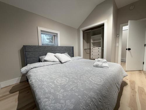 Giường trong phòng chung tại Rutland-Killington Mountain Midway: Refreshed 2BR Flat with High-End Kitchen and Spa Shower