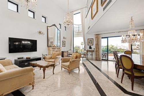 Beachside Villa in Puerto Marina, Benalmádena