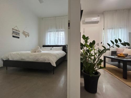 Postel nebo postele na pokoji v ubytování סוויטת מול הבניאס