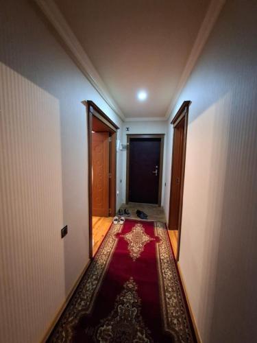 korytarz z czerwonym dywanem na podłodze w obiekcie Deniz Hotel w mieście Gandża