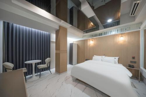 En eller flere senge i et værelse på 스위스벨라 호텔 포항 죽도점