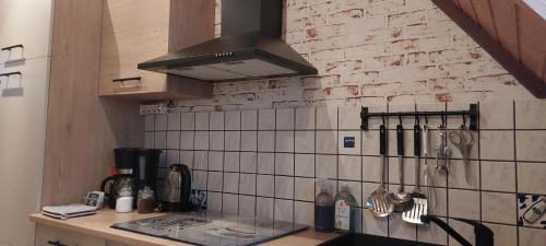 una cucina con piastrelle bianche sul muro di Ramiwi 2 am Teutoburger Wald a Oerlinghausen