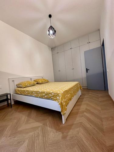 Apartment T2 في سيت: غرفة نوم بها سرير مغطى بغطاء أصفر
