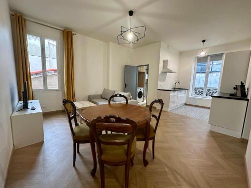 Apartment T2 في سيت: غرفة طعام بها طاولة وكراسي ومطبخ