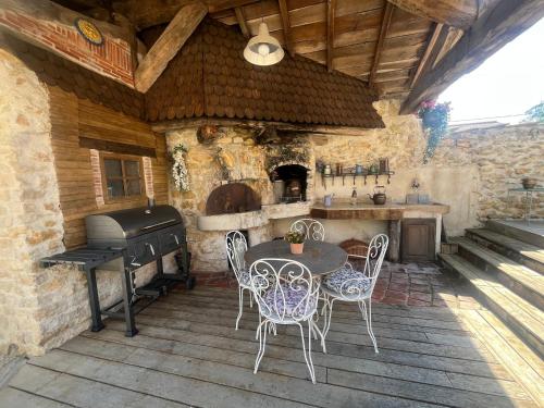 Patio nebo venkovní prostory v ubytování GITE DU ROY D'AMONT Plaine de l'Ain, repas sur réservation