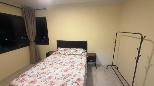 - une chambre avec un lit et un miroir dans l'établissement Apto torres, à Torres