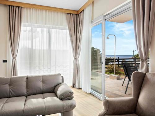 Holiday Home Villa Palma - Luxusvilla am Meer für 6 Personen by Interhome