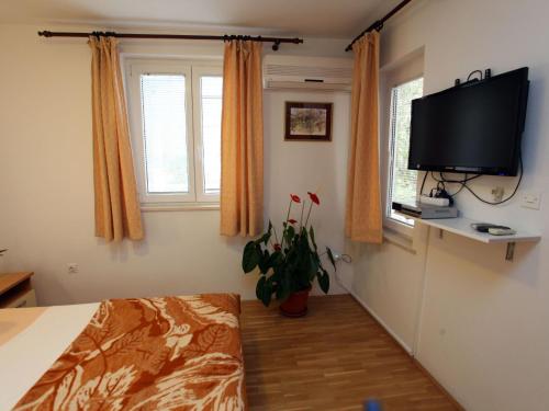 Apartment Ivana mitten im Blumengarten by Interhome