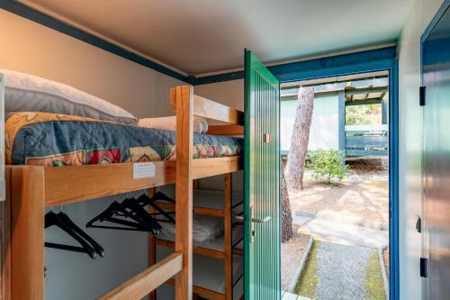 una camera con letti a castello in una casetta di Résidence les Cavales a Carcans