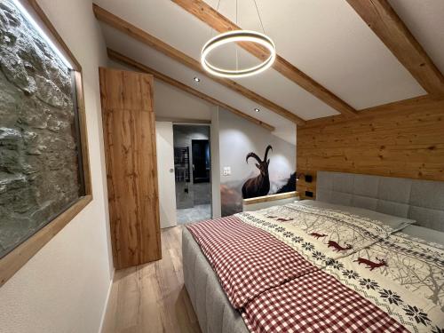 ein Schlafzimmer mit einem Bett und einer Hirschstatue an der Wand in der Unterkunft Tiny House IBEX in Saas-Fee
