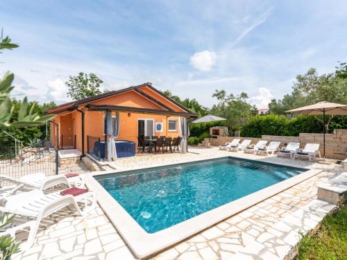Holiday Home Villa Pendolina mit privatem Pool und Jacuzzi by Interhome