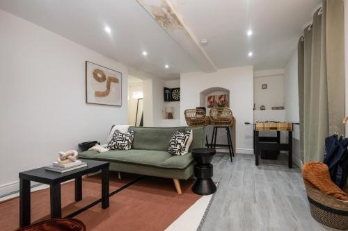 Posezení v ubytování 1-Bed Flat Near Gloucester Cathedral & Historic Docks