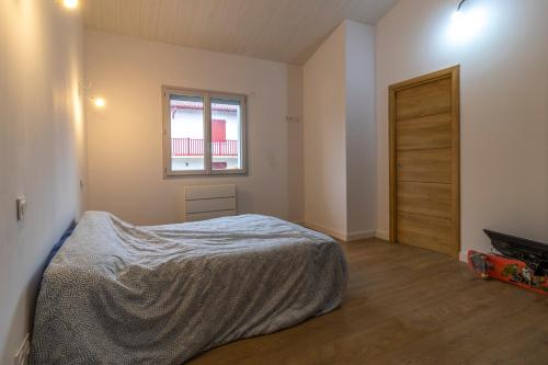 Postel nebo postele na pokoji v ubytování chambre avec salle de bain privative