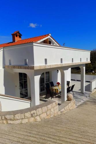 Holiday Home in Kampor mit Privatparkplatz by Interhome