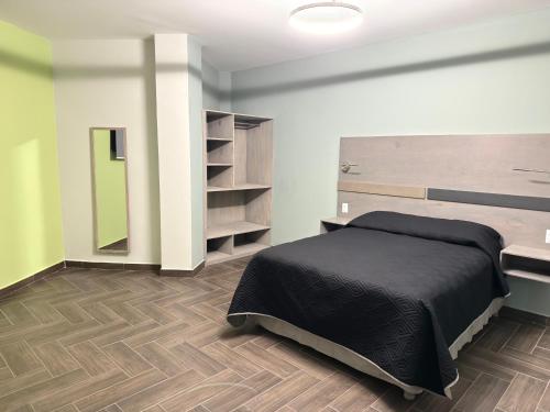 En eller flere senge i et værelse på Hotel Azomali plus