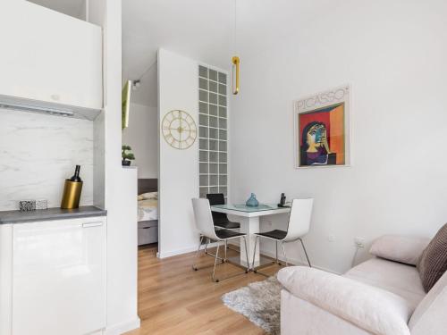 Apartment Studio im Erdgeschoss- beim berühmten Znjan-Strand by Interhome