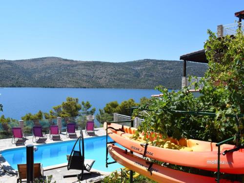 Holiday Home Seaside Villa Lara mit beheiztem Swimmingpool by Interhome