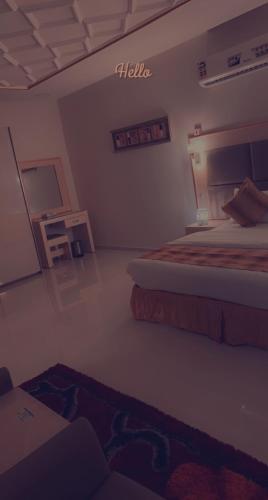 een kamer met twee bedden en een tafel erin bij التميز الشرقي in Dammam