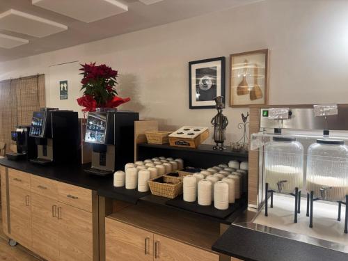 维耶拉维耶拉酒店 的一家咖啡店，柜台上摆着一堆杯子