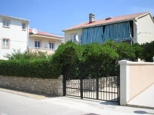 Apartment Große Ferienwohnung in Pag mit Privater Terrasse by Interhome