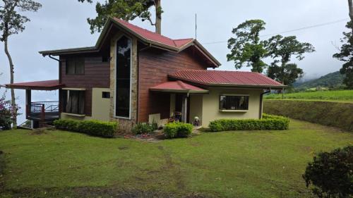 een klein huisje met een rood dak bij San Vicente Mountain in Colón