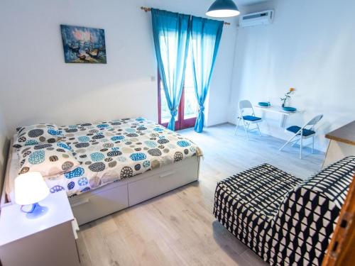 Apartment Klimatisiertes Gästezimmer mit Blick auf den Pinienwald by Interhome