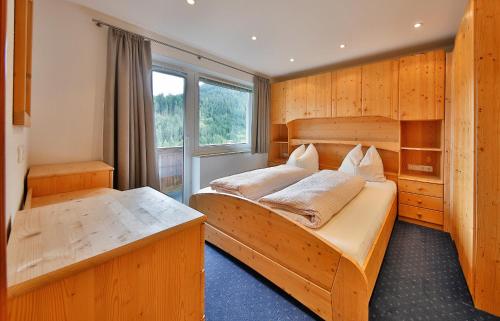 een slaapkamer met twee stapelbedden en een raam bij Hotel Pension Geiger in Serfaus