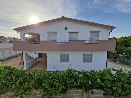 Apartment Gemütliche Erdgeschosswohnung Ema mit Terrasse by Interhome