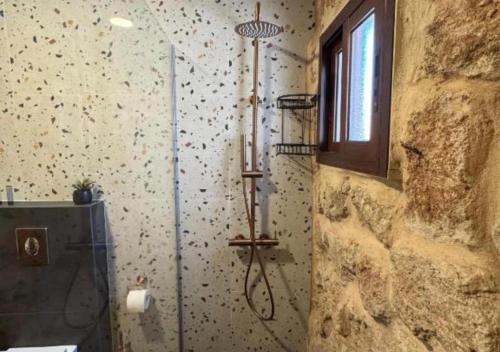 una ducha en la esquina de un baño en Villa Rosa Luxury Boutique Hotel, en Batroun