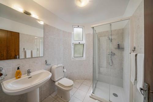 a bathroom with a sink toilet and a shower at Villa Casa Amelia Dio by Villa Plus in Caniço
