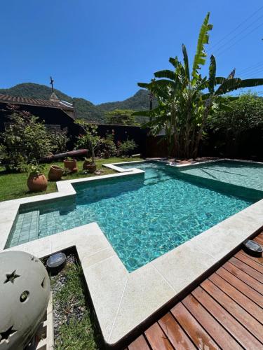 una piscina in mezzo a un cortile di Pousada Preamare a Ubatuba