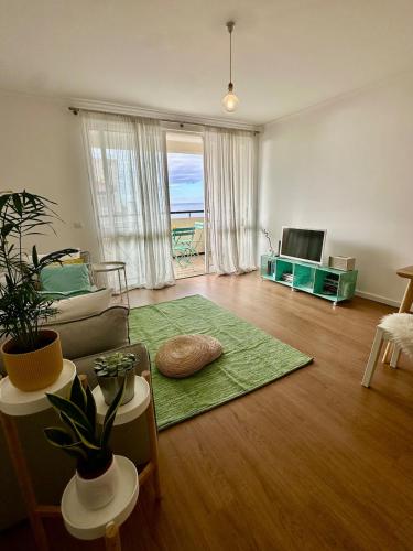 un soggiorno con divano e tappeto verde di Lido Sea Apart a Funchal