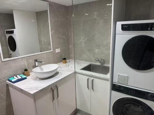 Et badeværelse på Anchor Down Holiday Apartments