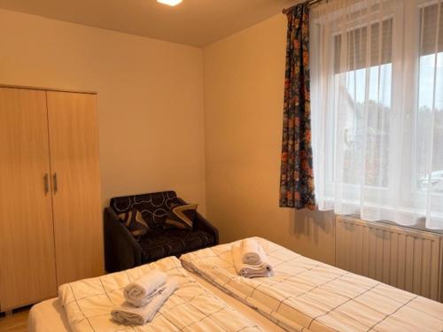 En eller flere senge i et værelse på Osiedle Bursztynowe