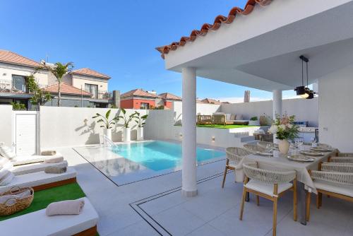 Swimmingpoolen hos eller tæt på Meloneras Hills 16 With Pool by VillaGranCanaria