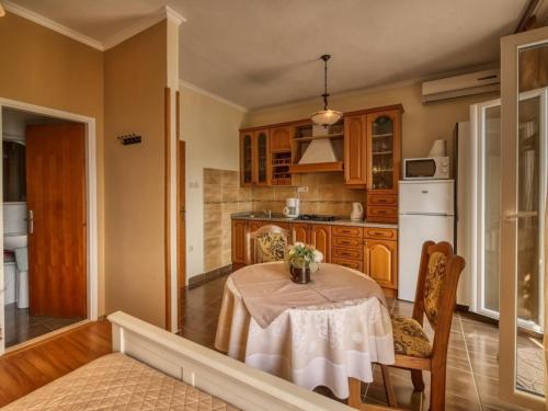 Apartment Appartement Helena mit Entspannung im Whirlpool by Interhome