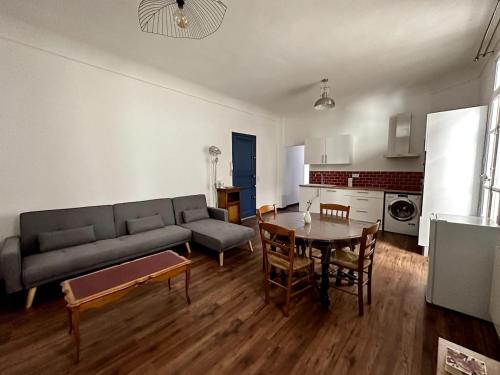 Appartement T3 في سيت: غرفة معيشة بها أريكة وطاولة