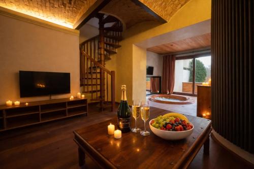 een kamer met een tafel met een fruitschaal en een fles wijn bij Amrita in Golčŭv Jeníkov