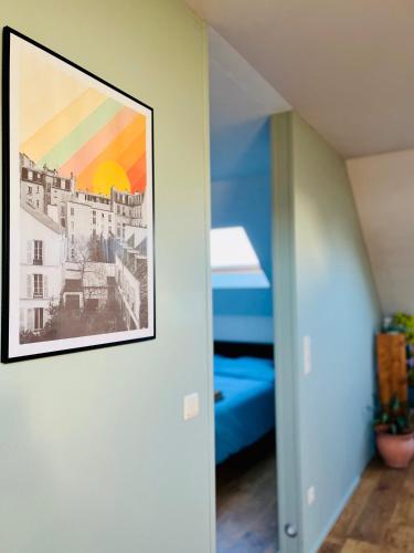 a picture hanging on a wall in a room at Ruime studio met eigen ingang en private badkamer in Opwijk