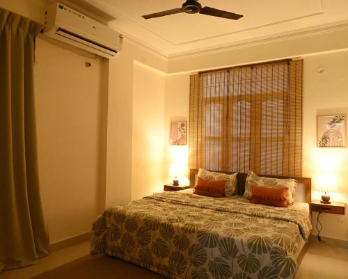 En eller flere senge i et værelse på KASI Heritage Haven Spacious 3BHK in Varanasi