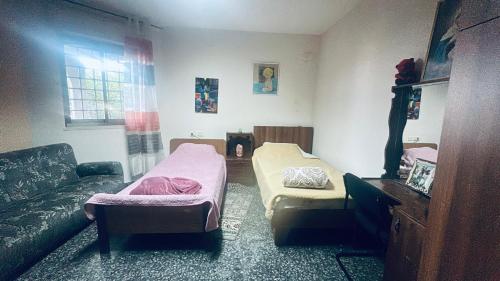 Una sala de estar con dos camas y un sofá en Hayek Guest Villa, en Bethlehem
