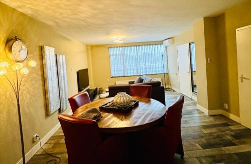 a living room with a table and a couch at Strandzand in Noordwijk aan Zee